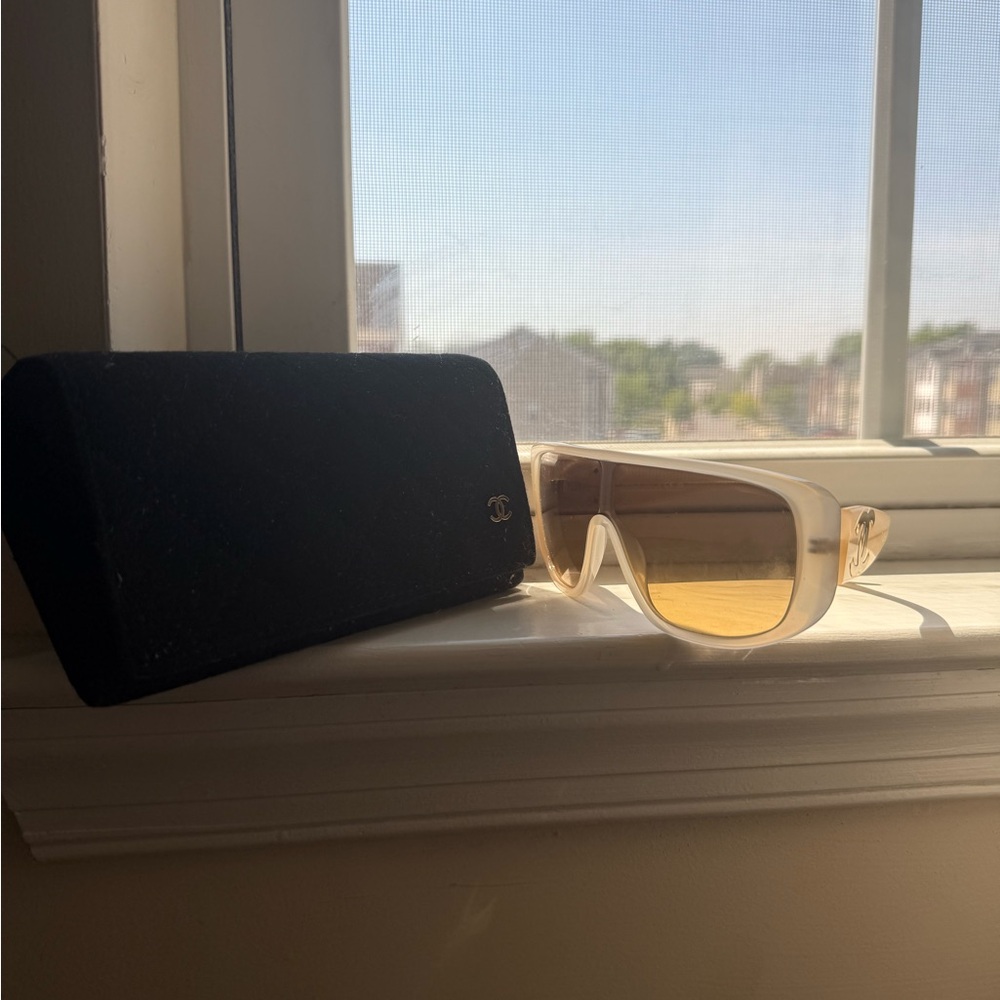 CHANEL Cream Frame Sunglasses with Gold CC Logo and Brown Gradient Lenses - Picture 2 of 2